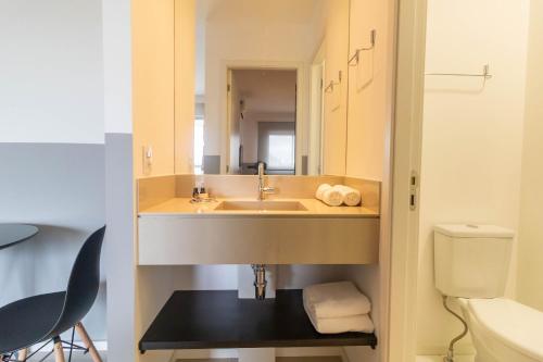 y baño con lavabo y aseo. en Housi - Metropolitan Sidney Smart Style en Goiânia