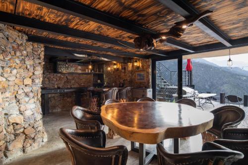 a dining room with a table and chairs at Vive Libre Travel Club in Santiago