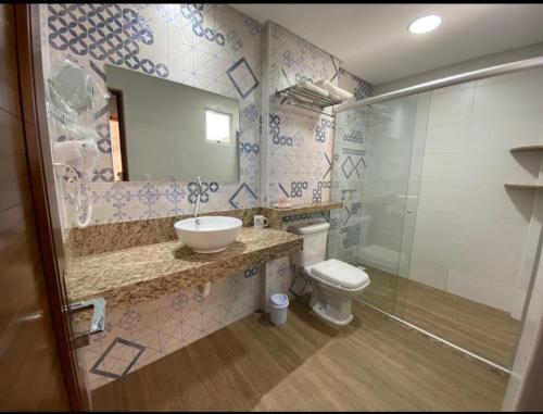 uma casa de banho com um lavatório, um WC e um chuveiro em EMA HOTEL em Serra Talhada