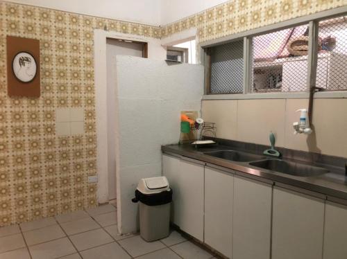 uma cozinha com um lavatório e uma bancada em Casa Recife Pousada no Recife