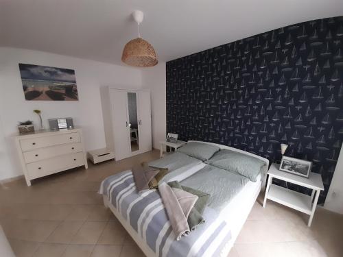 Una cama o camas en una habitación de ApartNet Apartamenty Baltic Park Promenada Parking