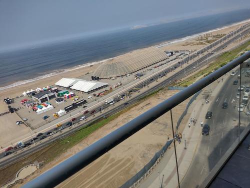 una vista aérea de un aparcamiento junto a la playa en Beachfront Condo San Miguel, en Lima