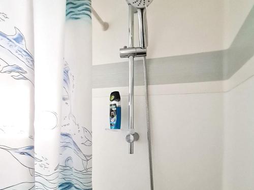 La salle de bains est pourvue d'une douche avec rideau de douche. dans l'établissement Holiday home MULLHYTTAN II, à Mullhyttan
