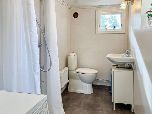 uma casa de banho com um WC e um lavatório em Holiday home HÖGSBY II em Högsby