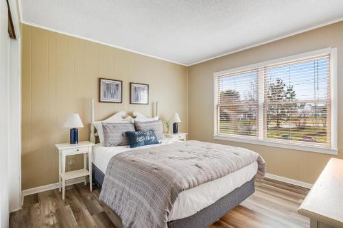 Un dormitorio con una cama grande y una ventana. en Bethany Meadows - 2A Briar North, en Frankford