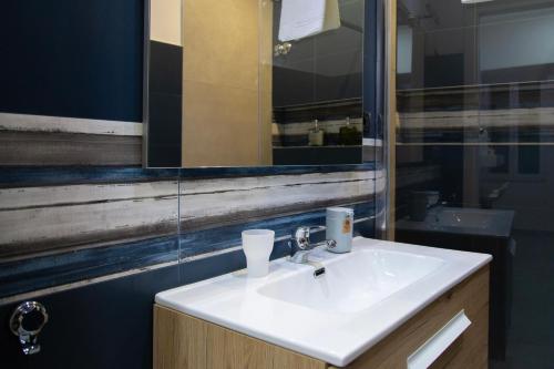 ナポリにあるCasa Massaのバスルーム(白い洗面台、鏡付)