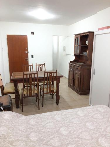 uma sala de jantar com mesa e cadeiras e um armário em Monoambiente - Barrio Martin em Rosário