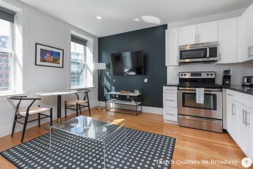 Η κουζίνα ή μικρή κουζίνα στο West Broadway Quarters by Thatch