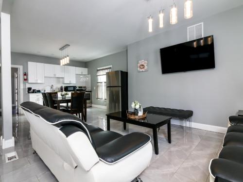 sala de estar con sofá blanco y mesa en The Prospect Point Penthouse- Yard & Parking, Minutes From Falls & Casino by Niagara Hospitality, en Niagara Falls