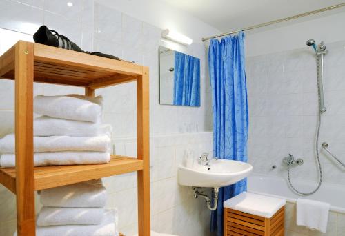a bathroom with a sink and a shower at Aparthotel am Zwinger in Dresden