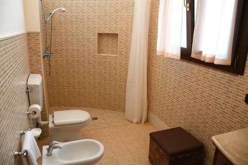 een badkamer met een toilet, een wastafel en een douche bij Villa Minù casa vacanza in Miggiano