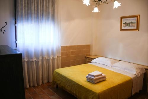een slaapkamer met een bed met handdoeken erop bij Villa Minù casa vacanza in Miggiano