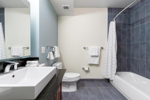 a bathroom with a sink and a tub and a toilet at Loop 1BR w Gym Pool WD nr Financial District CHI-229 in Chicago