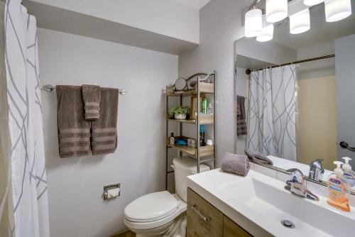 Ένα μπάνιο στο Walk to the Beach Ocean Shores Condo!