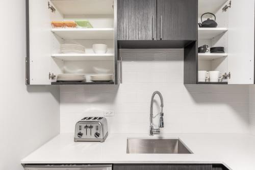 Kuchyň nebo kuchyňský kout v ubytování Gold Coast 1BR w Gym Pool nr Magnificent Mile CHI-221