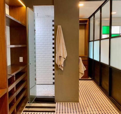 ein Bad mit einer ebenerdigen Dusche neben einer Glastür in der Unterkunft The orchid terrace in Mexiko-Stadt