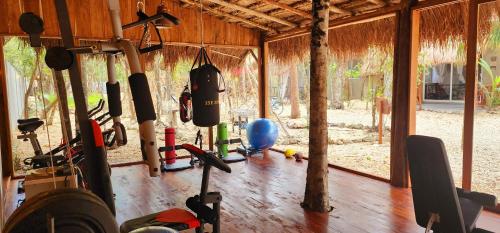 un gimnasio con un montón de equipos de ejercicio. en Hotel Kin Tulum Jungle Deluxe en Tulum