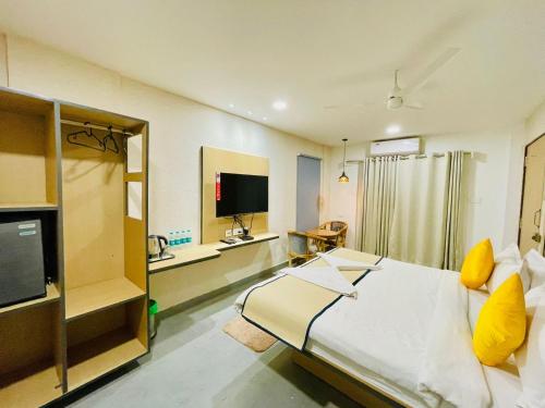 Hotel Lake View Airport zoneにあるテレビまたはエンターテインメントセンター
