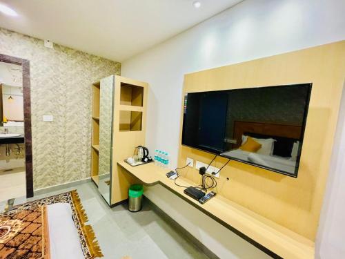 Hotel Lake View Airport zoneにあるテレビまたはエンターテインメントセンター
