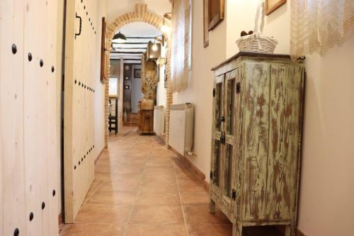 un pasillo con un antiguo armario de madera en una habitación en Casa Rural Anita en Torre Baja