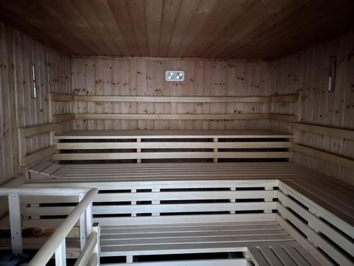 pusta sauna z drewnianymi ścianami i drewnianymi ławkami w obiekcie Familienapartment mit Pool, Spa und Panoramablick w mieście Zirkitz