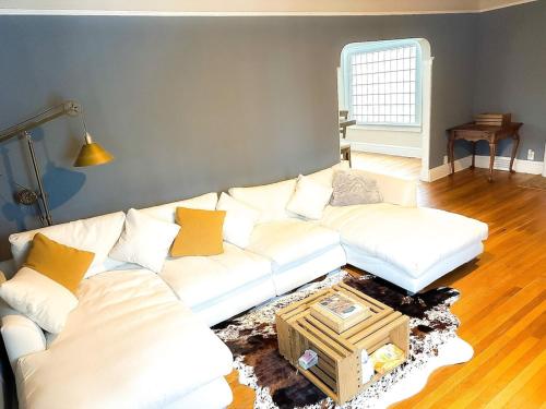 a living room with a white couch and a table at IvyLand Pines in Cleveland Heights