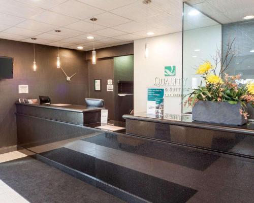 a waiting room at a dental office with a counter at Quality Inn Montpelier in Montpelier