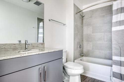 une salle de bain avec toilettes, lavabo et baignoire dans l'établissement Logan Sq 2BR w Roof Gym 1 block to L CHI-480, à Chicago