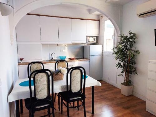 uma cozinha com mesa e cadeiras num quarto em Fira Suites em Barcelona