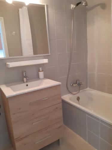 a bathroom with a sink and a bath tub at Apartaments Blau Park in L'Estartit