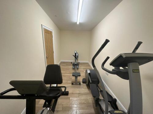 Fitness centrum a/nebo fitness zařízení v ubytování Doon Cottage Sleeps 8 Hottub Gym Area Pool Table
