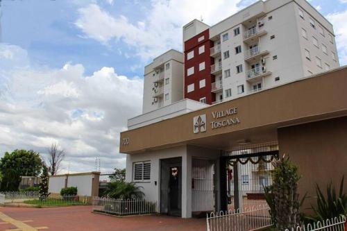 un grande edificio bianco con un cartello che legge l'ospedale del villaggio di Apartamento completo próximo aeroporto e rodoviária de POA a Canoas