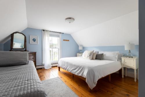 um quarto com 2 camas e um espelho em Woodbridge Inn Bed & Breakfast em Woodstock