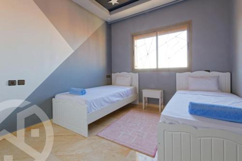 Postel nebo postele na pokoji v ubytování Residence DES LILAS DAR SALAM chez Madame ASSYL residence avec 3 piscines