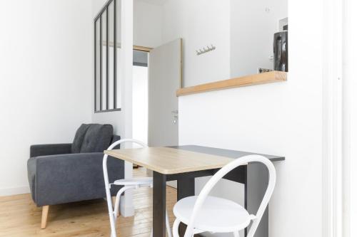 une salle à manger avec une table, des chaises et un canapé dans l'établissement Joli appart quartier Lardenne, à Toulouse