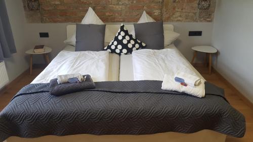 a bedroom with a large bed with pillows at Gästehaus Vergissmeinnicht in Guteborn