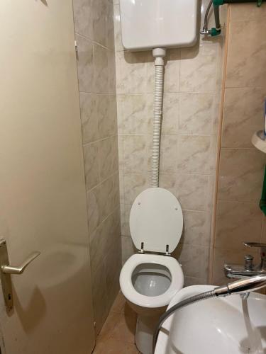 Rooms Florie في بيشيشي: حمام مع مرحاض ومغسلة