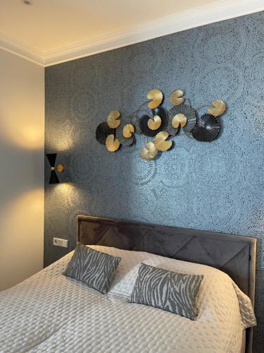 Schlafzimmer mit einem Bett mit blauer Wand in der Unterkunft Danes23 - Self Check-in, Free Parking, Park and River View, Oldtown in Klaipėda