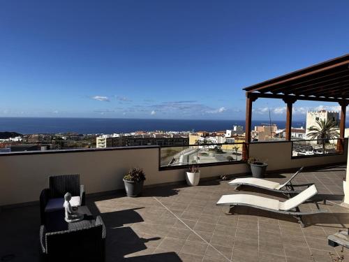 ein Balkon mit Stühlen und Blick auf das Meer in der Unterkunft Apartamento Vacacional Gara in Adeje