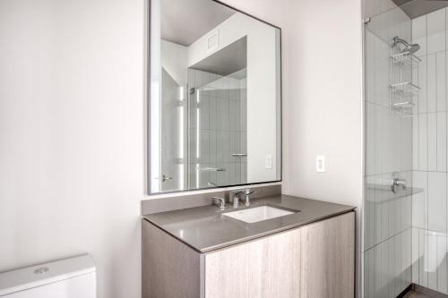 un baño con lavabo y espejo en South Loop Studio w pool bbq gym nr Grant Park CHI-775, en Chicago