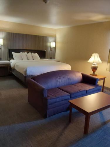 une chambre d'hôtel avec un lit et un canapé dans l'établissement GuestHouse Inn Bellingham, à Bellingham