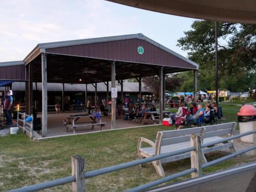 een paviljoen met mensen in stoelen in een park bij Lakeshore Glamping Camping 239 in Portage