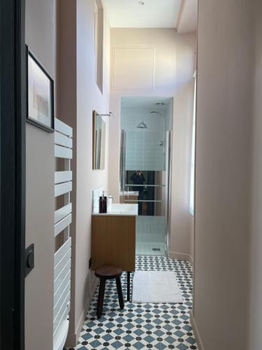 een badkamer met een wastafel en een spiegel bij Appartement 2pers «Le Parisien » in Saint-Omer