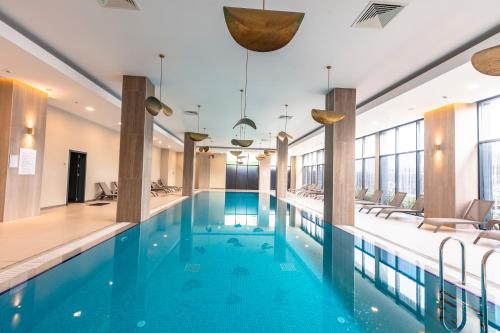 - une piscine dans un hôtel avec des chaises dans l'établissement 212 Outlet karsisinda Lux residence N7, à Istanbul