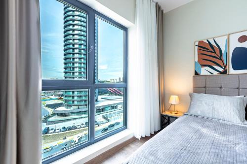 1 dormitorio con ventana grande con vistas a la ciudad en 212 Outlet karsisinda Lux residence N7, en Estambul