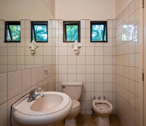 a bathroom with a sink and a toilet at Claudia Villagge in Guanacaste