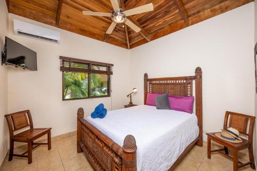 1 dormitorio con 1 cama y ventilador de techo en Claudia Villagge, en Guanacaste