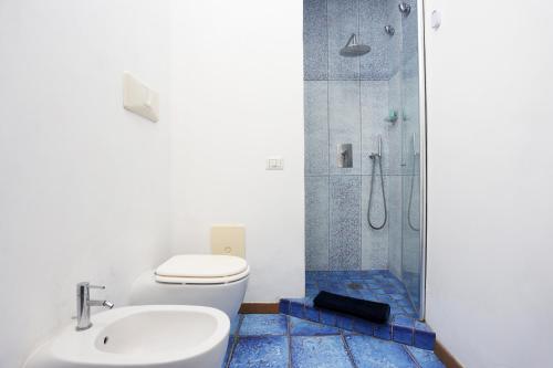 uma casa de banho com um lavatório e um chuveiro. em Bellavita BB em Anacapri