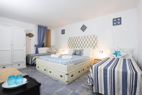 um quarto com duas camas e sapatos azuis numa mesa em Bellavita BB em Anacapri