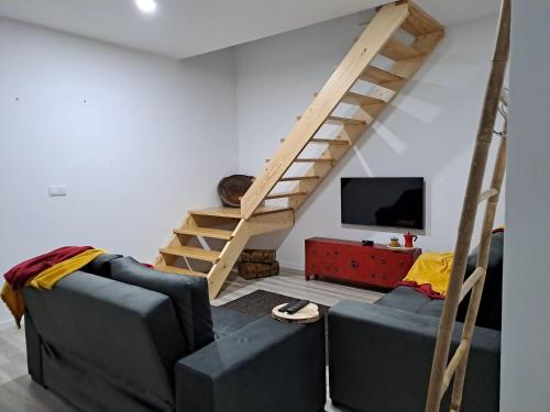 - un salon avec deux canapés et une échelle dans l'établissement Casa Pyrrhula Murina - Private Jacuzzi, à Nordeste